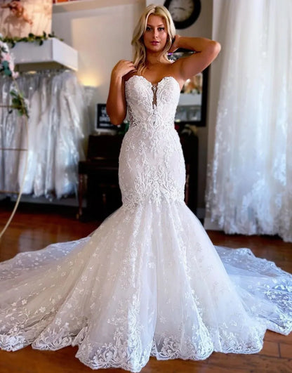 Vestido de novia de corte sirena con escote corazón y mangas desmontables 