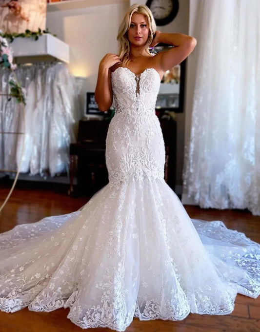 Vestido de novia de corte sirena con escote corazón y mangas desmontables 