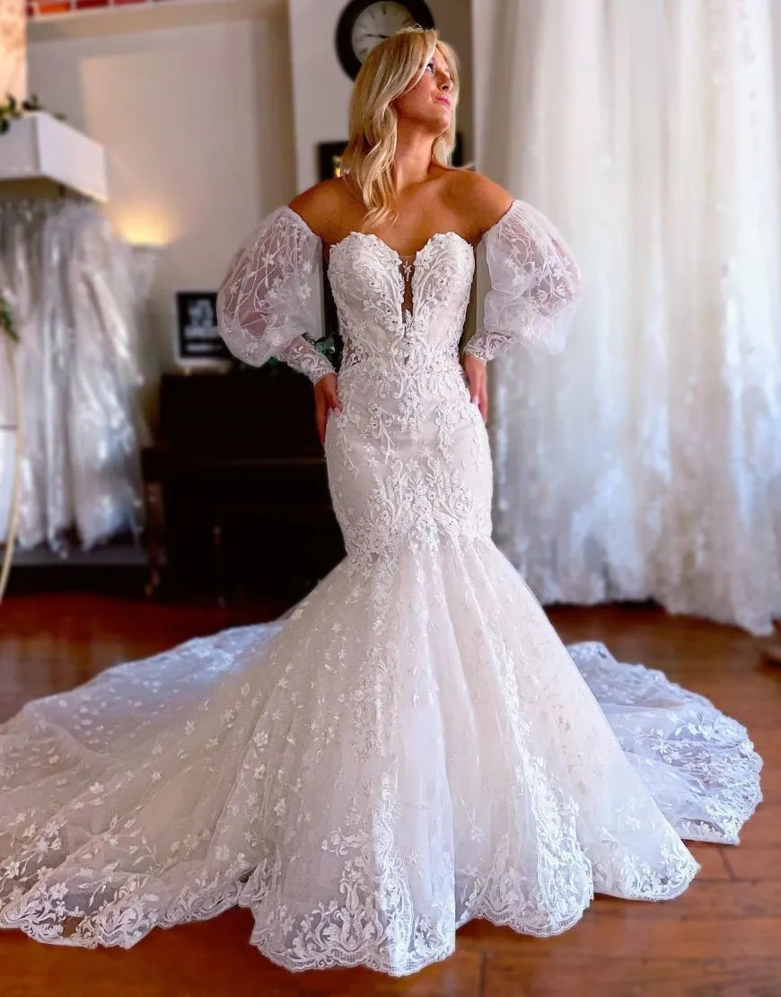 Vestido de novia de corte sirena con escote corazón y mangas desmontables 