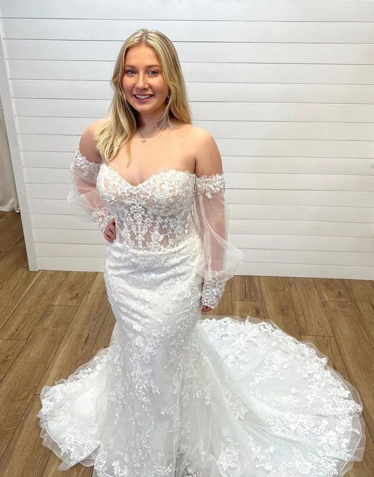 Vestido de novia de corte sirena con escote corazón y cola de corte con mangas desmontables 