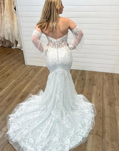 Vestido de novia de corte sirena con escote corazón y cola de corte con mangas desmontables 