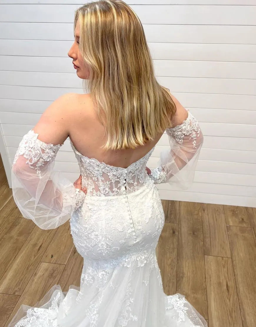 Vestido de novia de corte sirena con escote corazón y cola de corte con mangas desmontables 