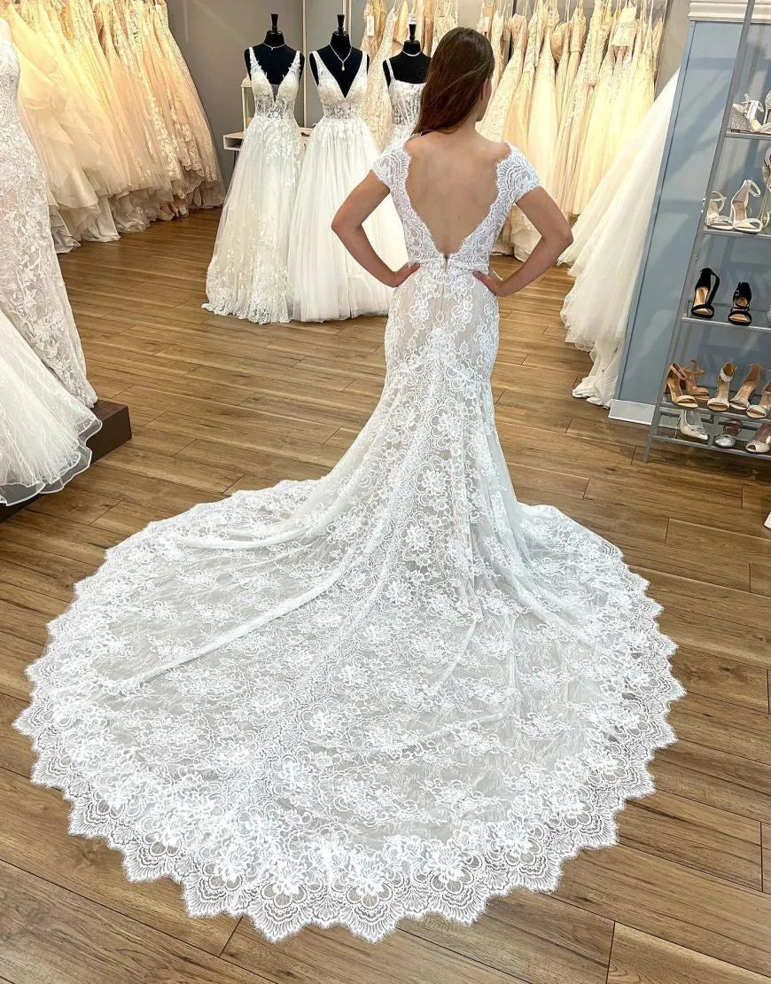 Vestido de novia de encaje con escote en V, manga corta y espalda abierta, cola capilla 
