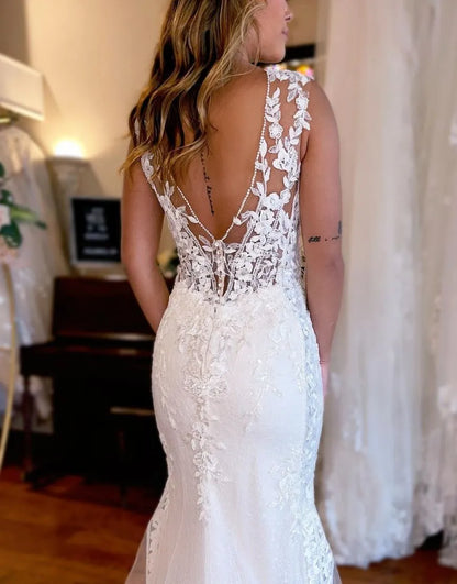 Vestido de novia de sirena con escote en V y cola capilla con apliques 