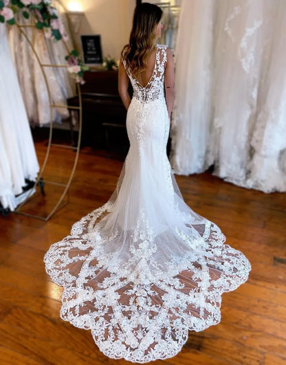 Vestido de novia de sirena con escote en V y cola capilla con apliques 