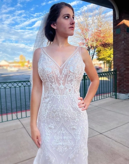 Vestido de novia de sirena con escote en V, cola de corte y encaje con apliques