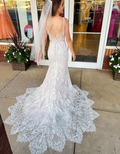 Vestido de novia de sirena con escote en V, cola de corte y encaje con apliques
