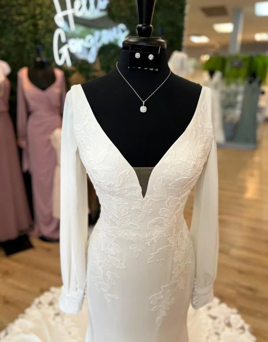 Vestido de novia de sirena con escote en V, cola de corte y mangas largas con apliques 