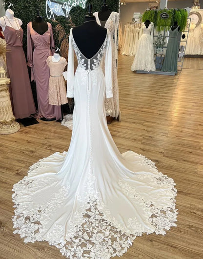 Vestido de novia de sirena con escote en V, cola de corte y mangas largas con apliques 