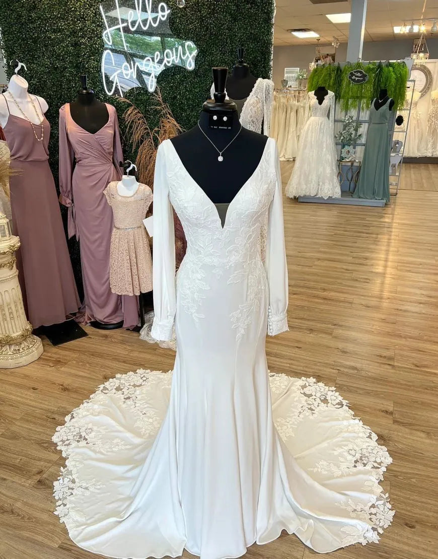 Vestido de novia de sirena con escote en V, cola de corte y mangas largas con apliques 