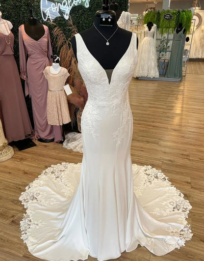 Vestido de novia de satén con cola de sirena, escote en V y apliques 