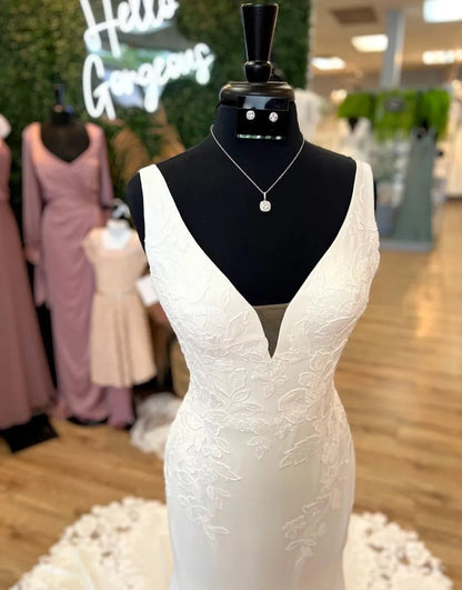Vestido de novia de satén con cola de sirena, escote en V y apliques 