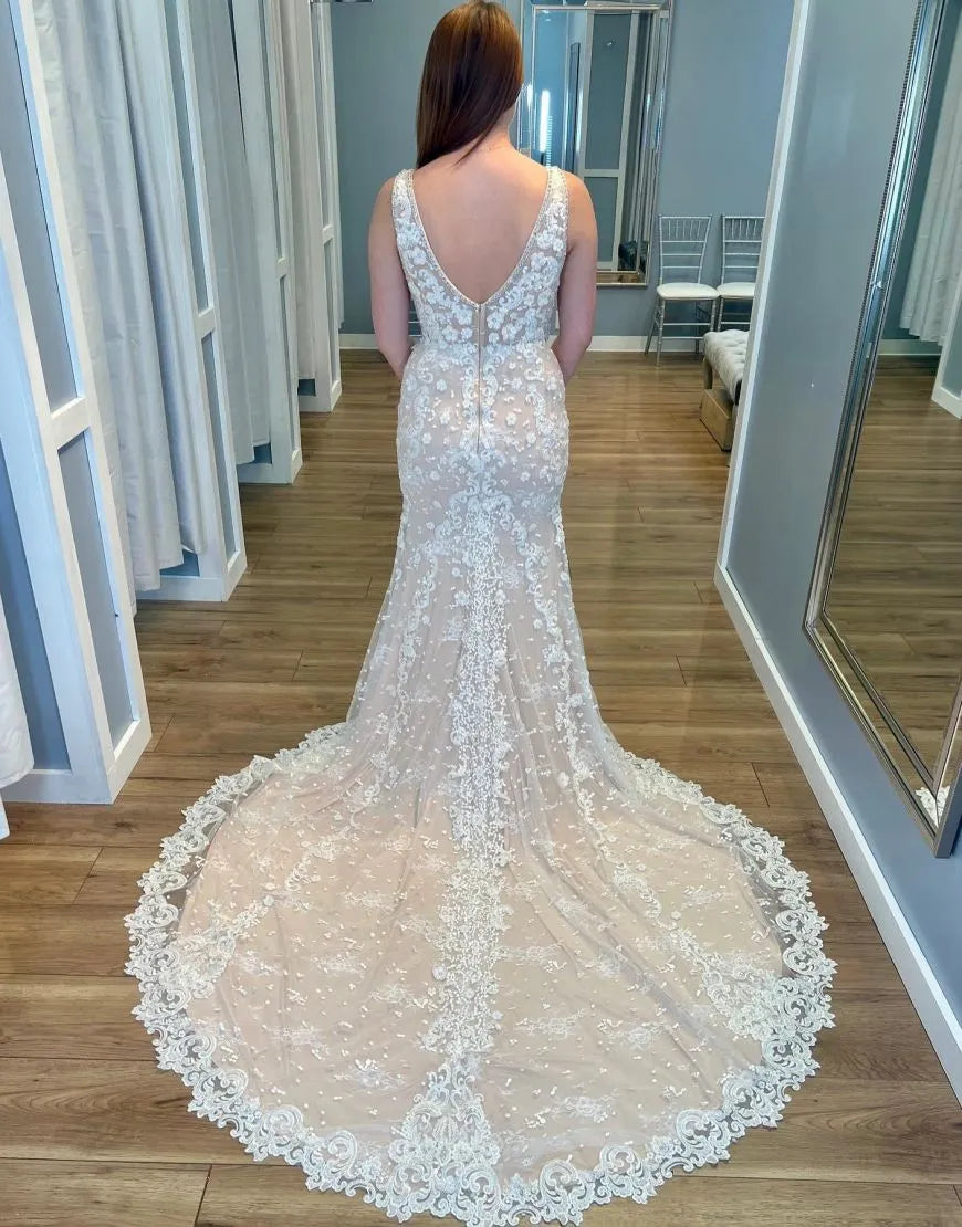 Vestido de novia de sirena con escote en V, cola de corte, cremallera en la espalda, encaje y apliques 