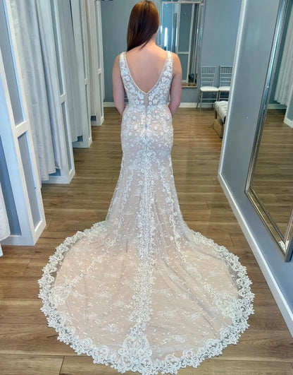 Vestido de novia de sirena con escote en V, cola de corte, cremallera en la espalda, encaje y apliques 