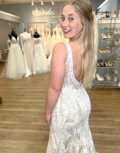 Vestido de novia de sirena con escote en V, espalda abierta, cola de corte y encaje 