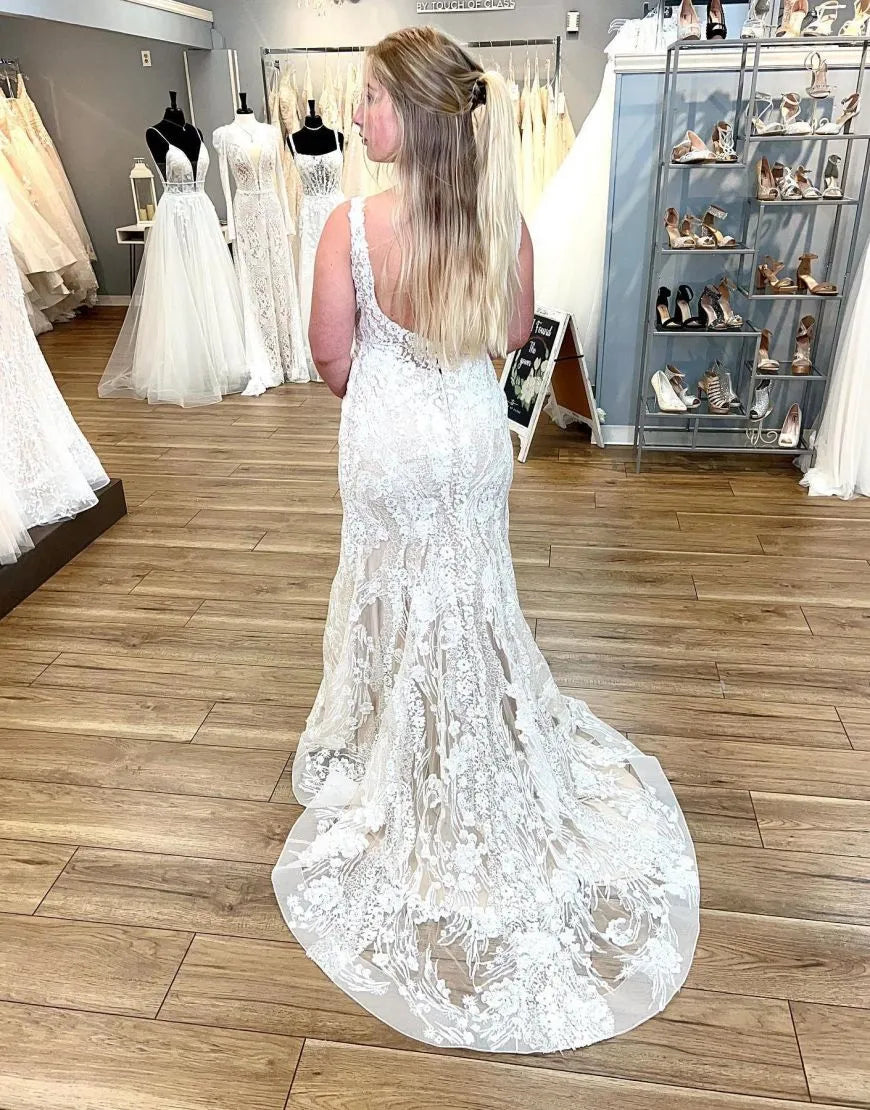 Vestido de novia de sirena con escote en V, espalda abierta, cola de corte y encaje 