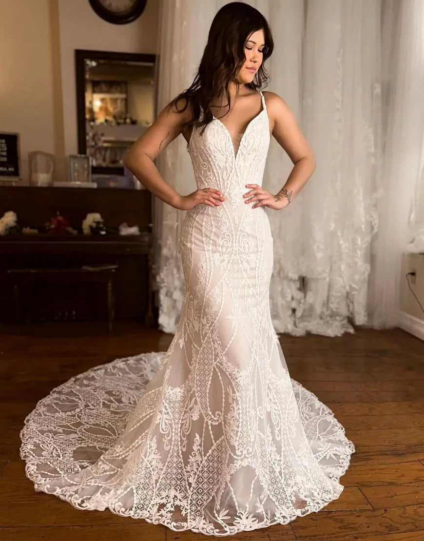Vestido de novia de sirena con escote en V, tirantes finos y cola de corte de encaje 