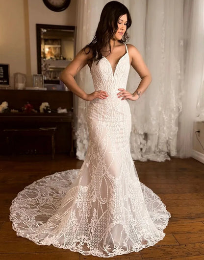 Vestido de novia de sirena con escote en V, tirantes finos y cola de corte de encaje 