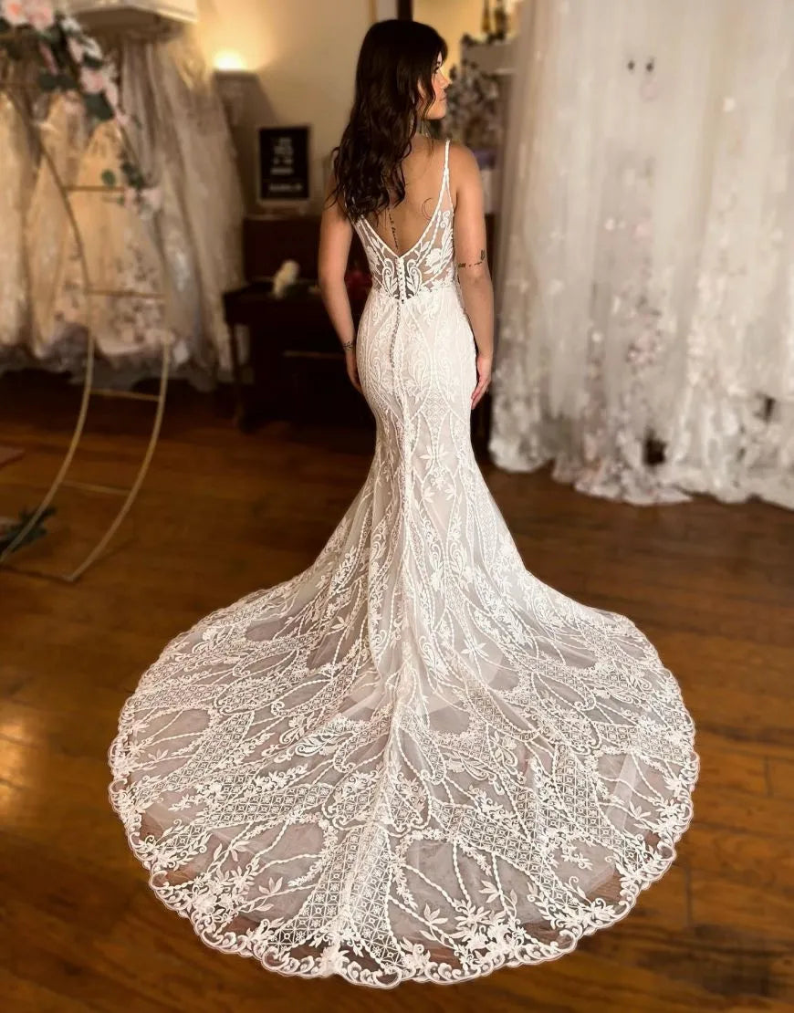 Vestido de novia de sirena con escote en V, tirantes finos y cola de corte de encaje 