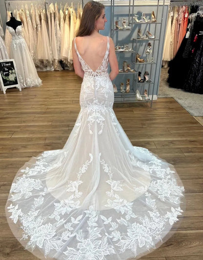 Vestido de novia de sirena con escote en V, cremallera, botones en la espalda y apliques 