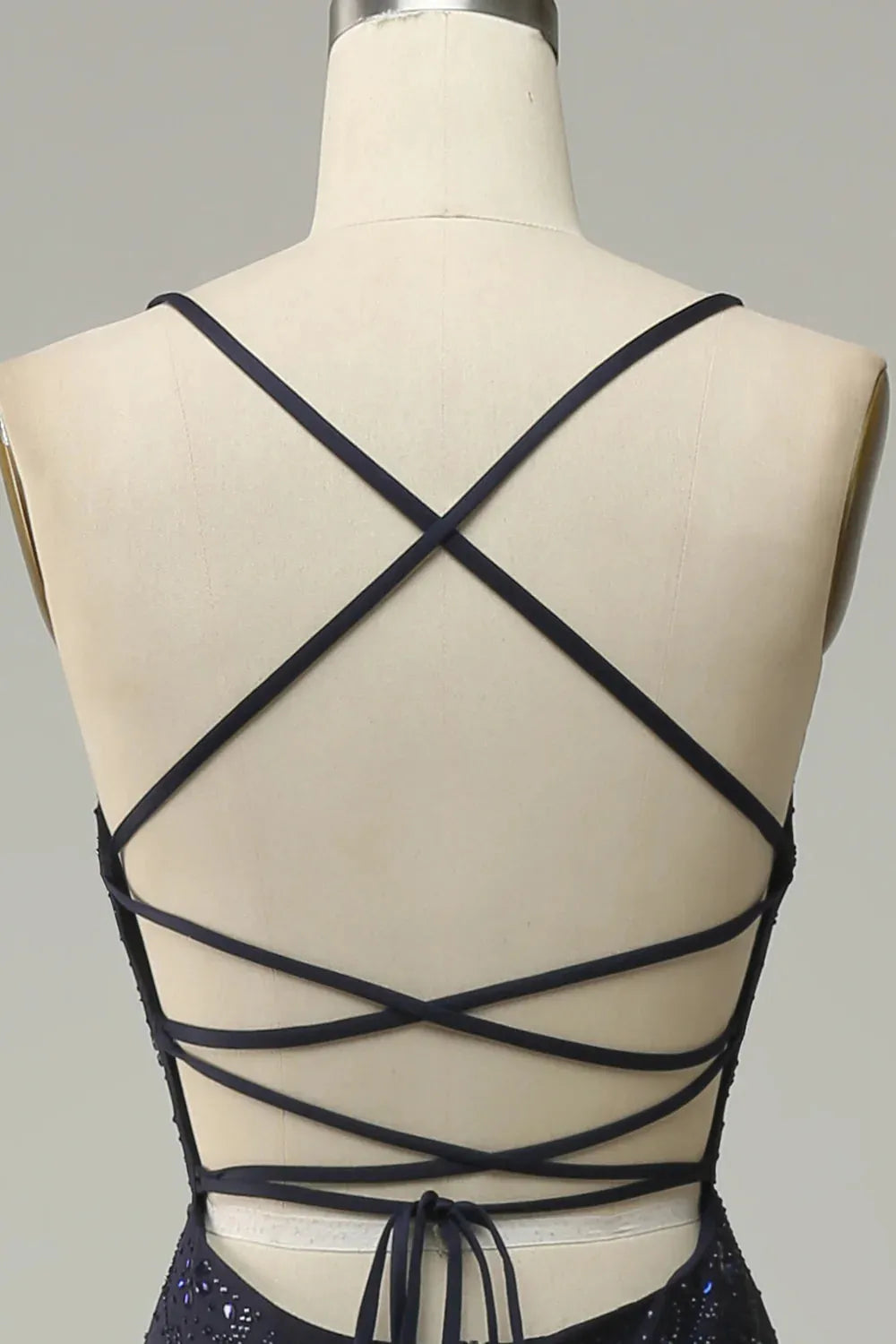 Vestido de fiesta de sirena con tirantes finos, cuentas y abertura