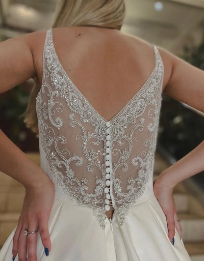 Vestido de novia de satén con cola capilla, escote en V y corte A con abalorios 