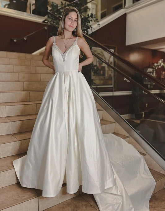 Edles A-Linie V-Ausschnitt Kapellenschleppe Satin Brautkleid mit Perlenbesatz 