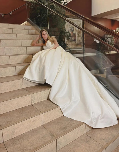 Vestido de novia de satén con cola capilla, escote en V y corte A con abalorios 