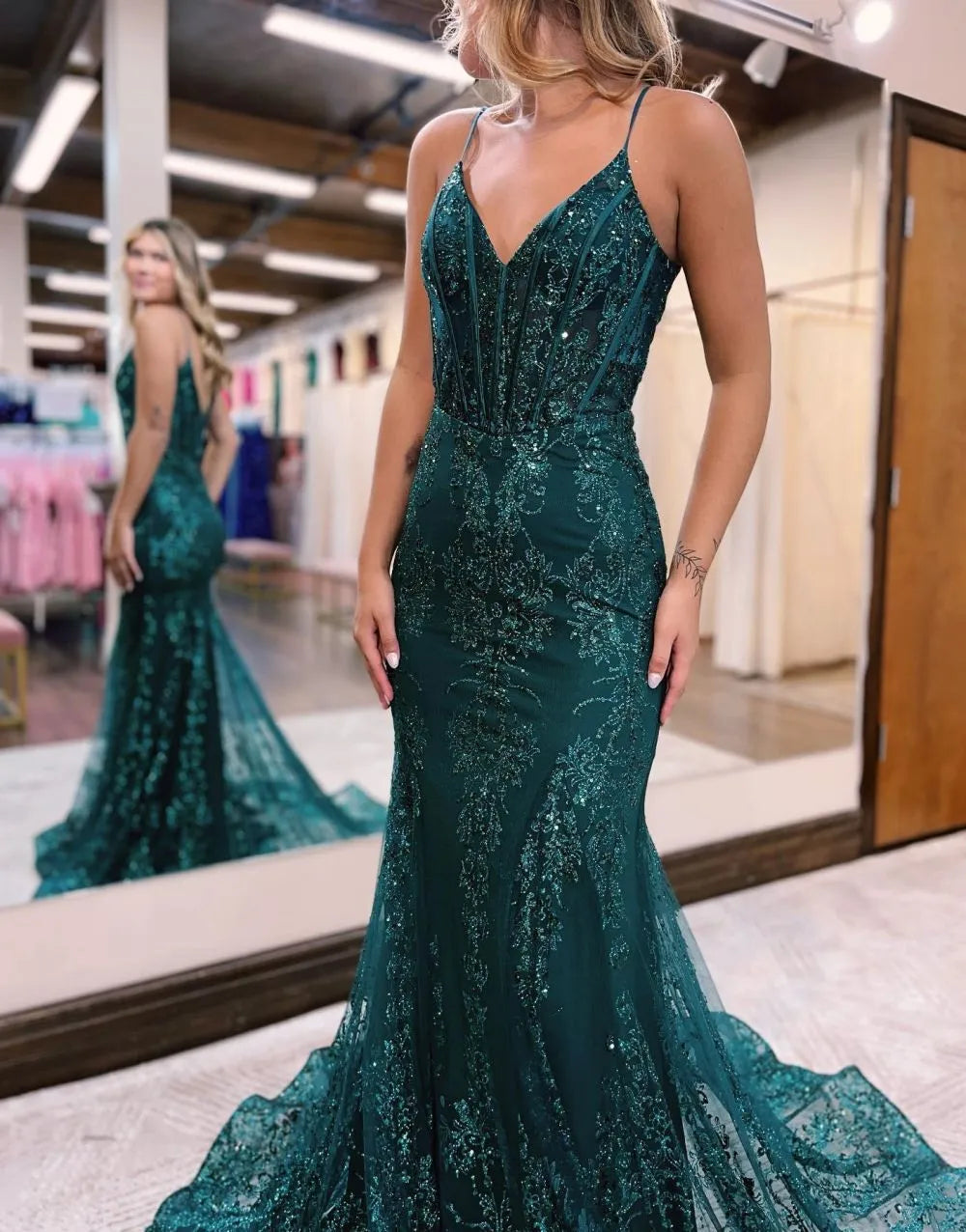 Vestido de fiesta de sirena con tirantes finos y apliques