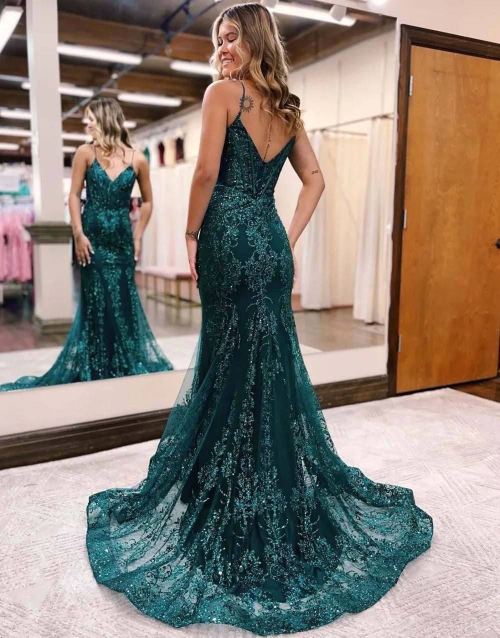 Vestido de fiesta de sirena con tirantes finos y apliques