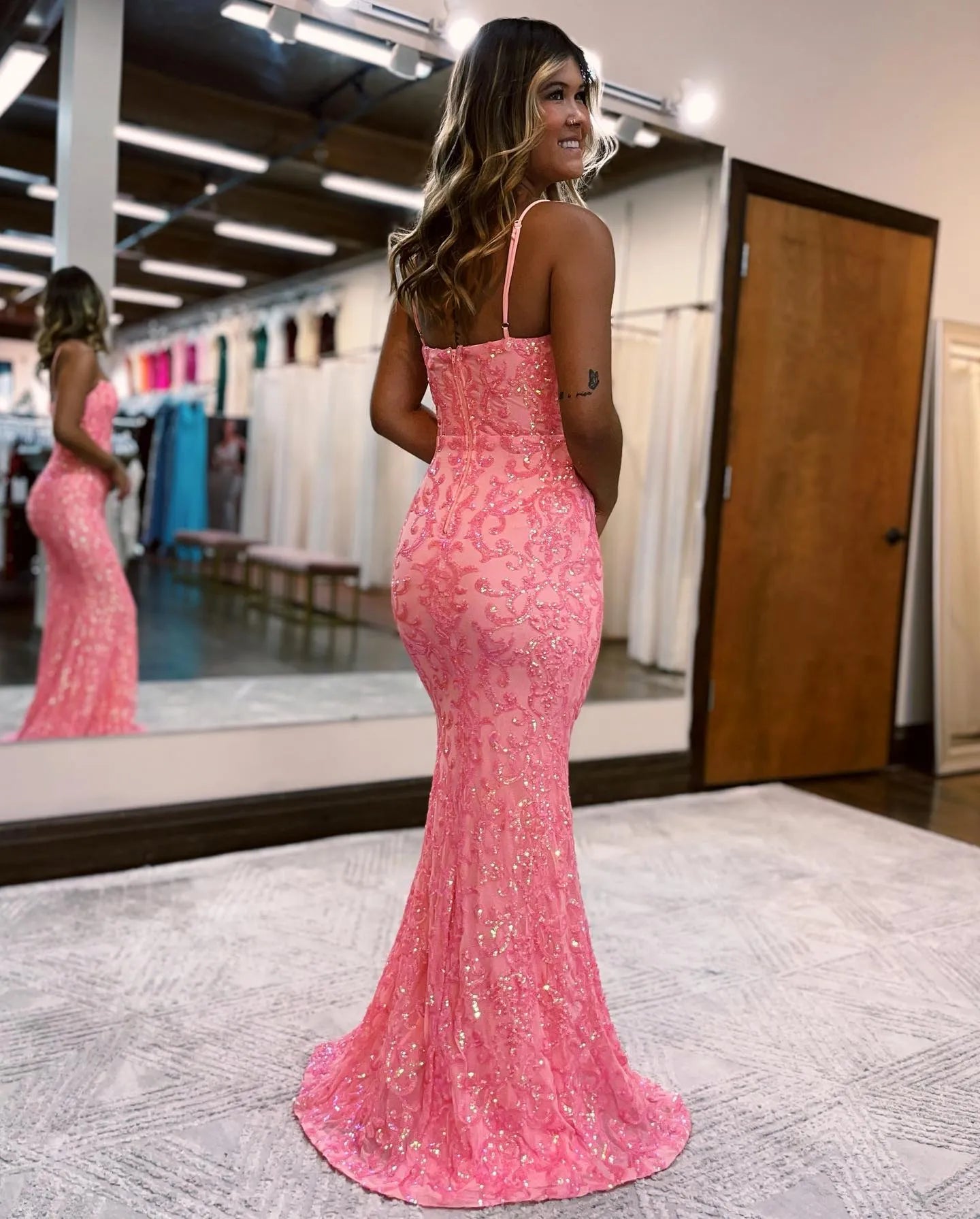 Vestido de fiesta de sirena con tirantes finos y cuentas