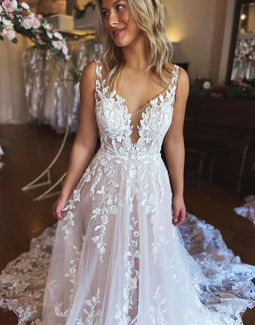Hermoso vestido de novia con cola capilla, corte A y ilusión, con apliques 