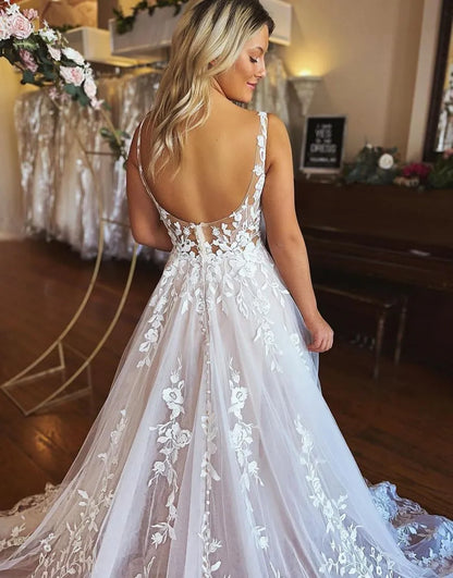 Hermoso vestido de novia con cola capilla, corte A y ilusión, con apliques 