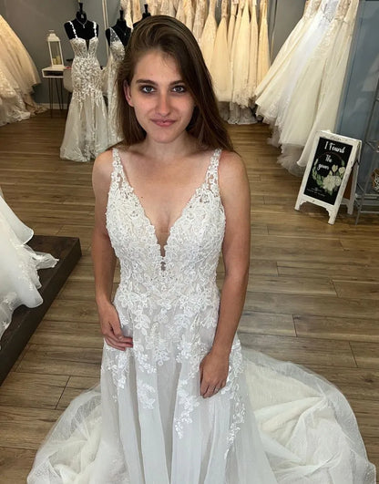 Precioso vestido de novia de tul con escote en V, apliques y cuentas. 