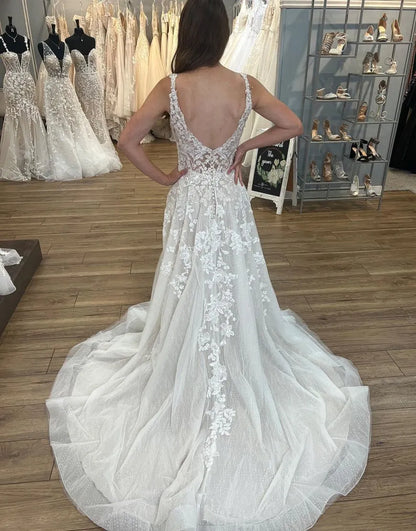Precioso vestido de novia de tul con escote en V, apliques y cuentas. 