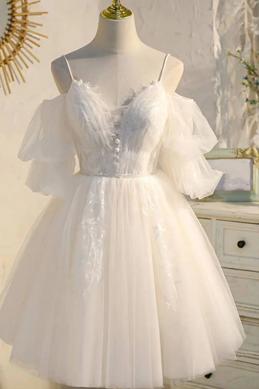Hermoso vestido de fiesta de corte A con tirantes finos, botones y apliques