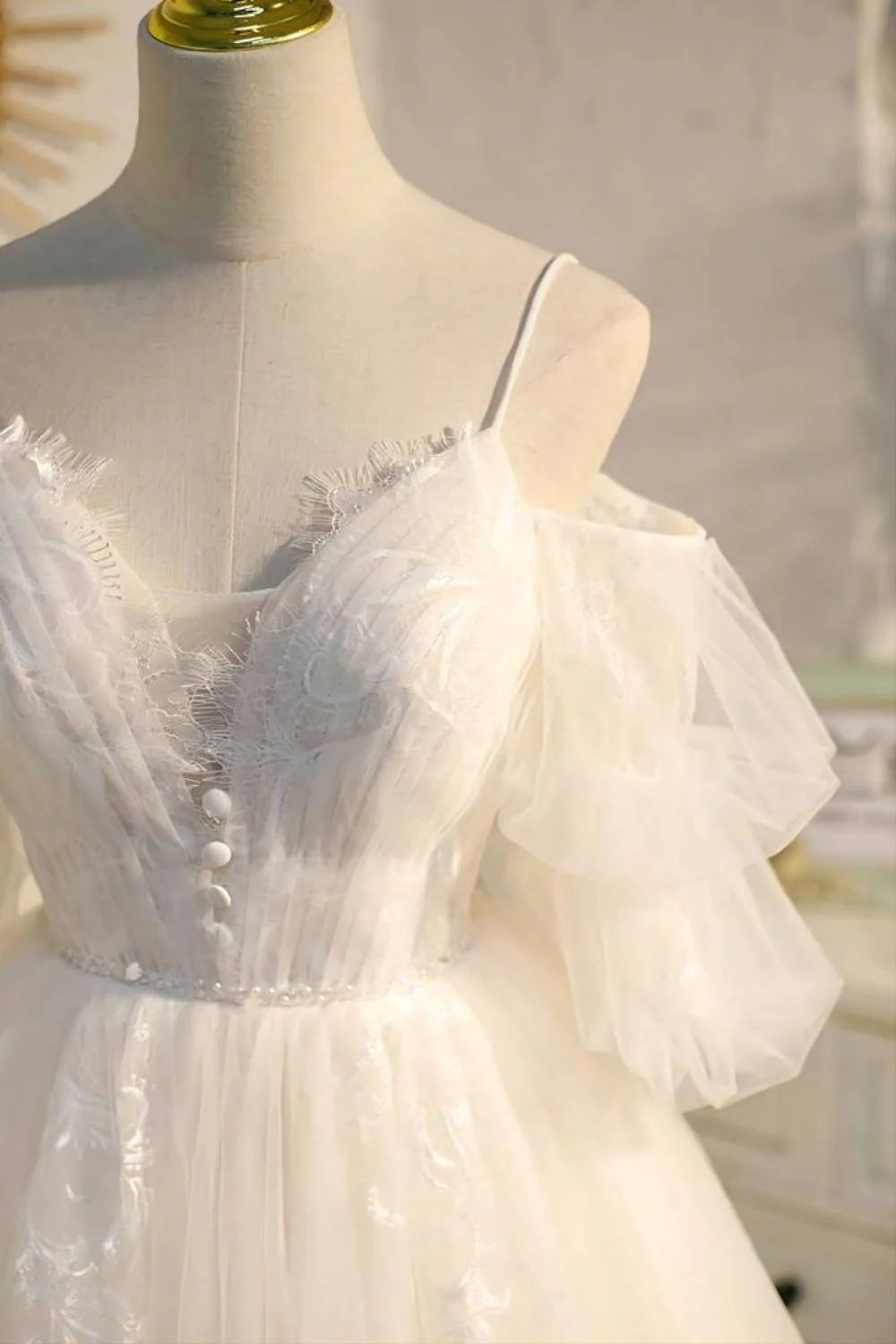 Hermoso vestido de fiesta de corte A con tirantes finos, botones y apliques