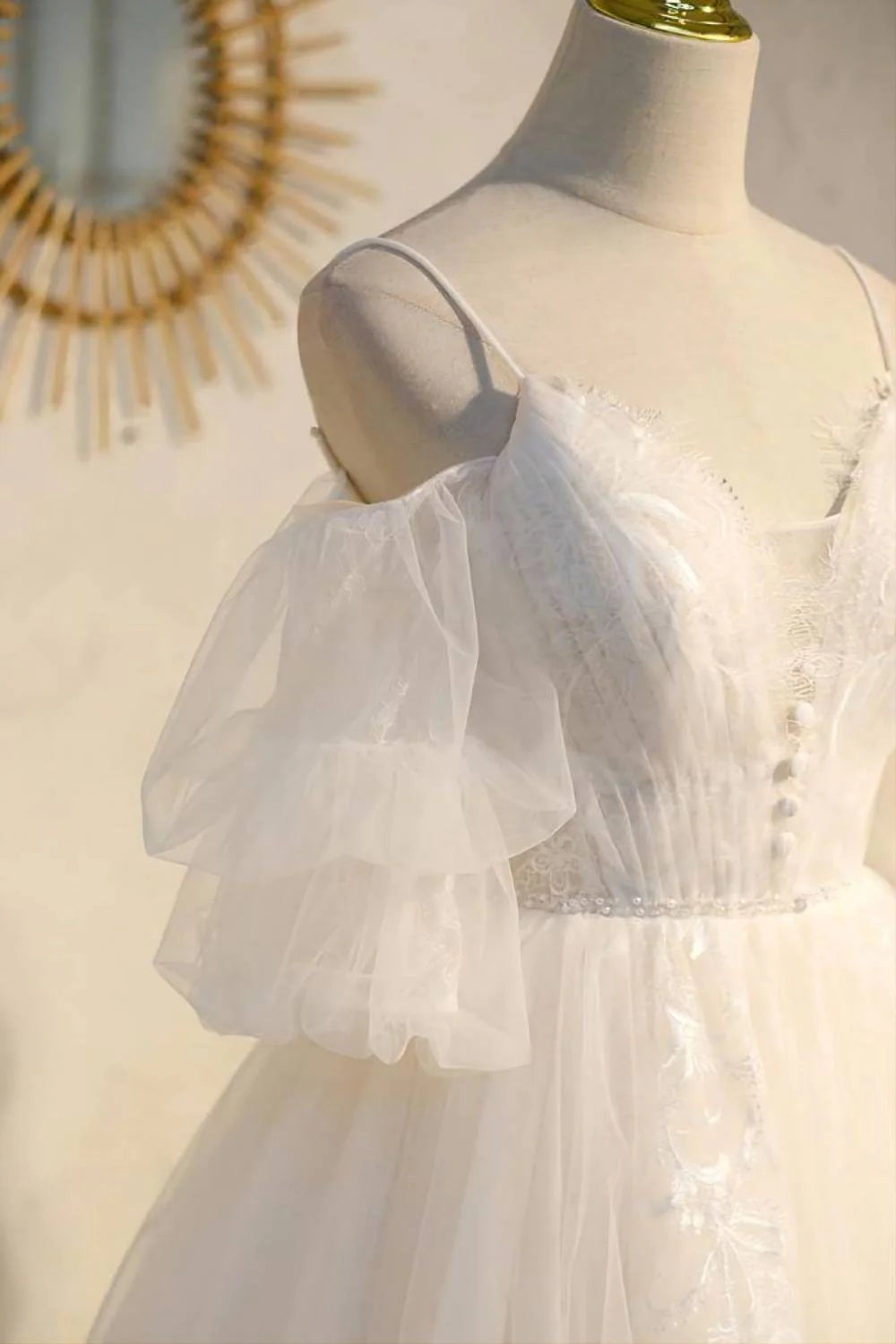 Hermoso vestido de fiesta de corte A con tirantes finos, botones y apliques