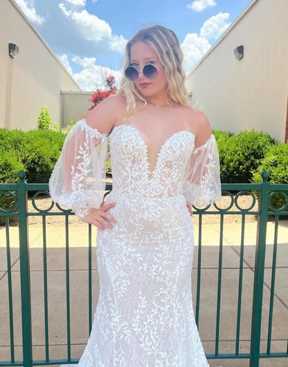 Hermoso vestido de novia de encaje sin tirantes estilo sirena con mangas desmontables 