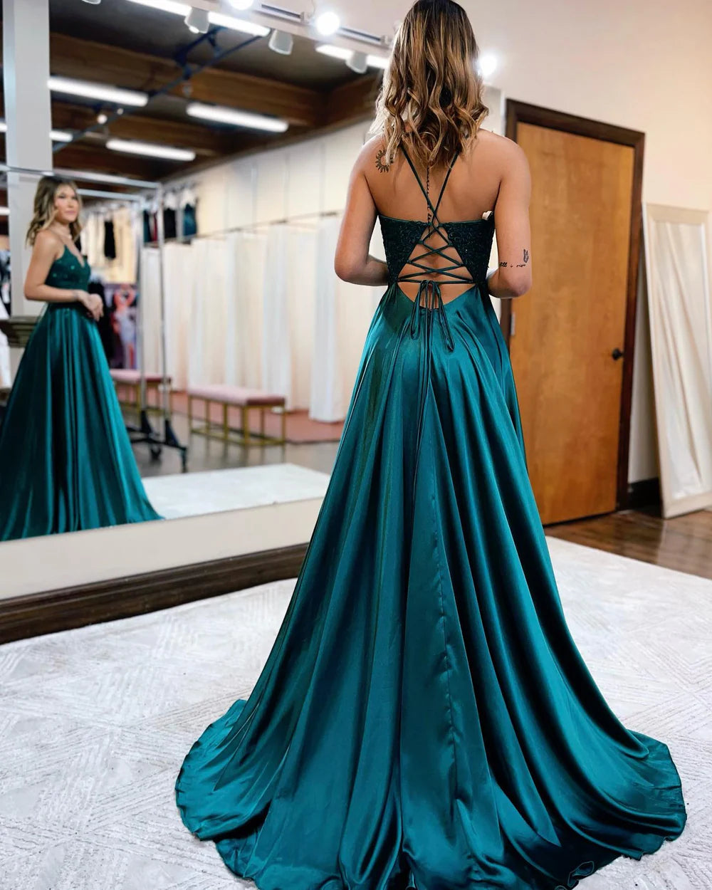 A-Linien-Ballkleid mit Spaghettiträgern und Korsettrücken und Schlitz