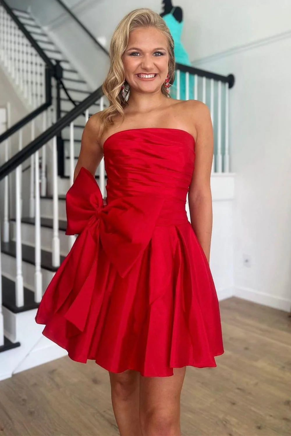 Rotes, trägerloses, kurzes Satin-Heimkehrkleid in A-Linie mit Schleife