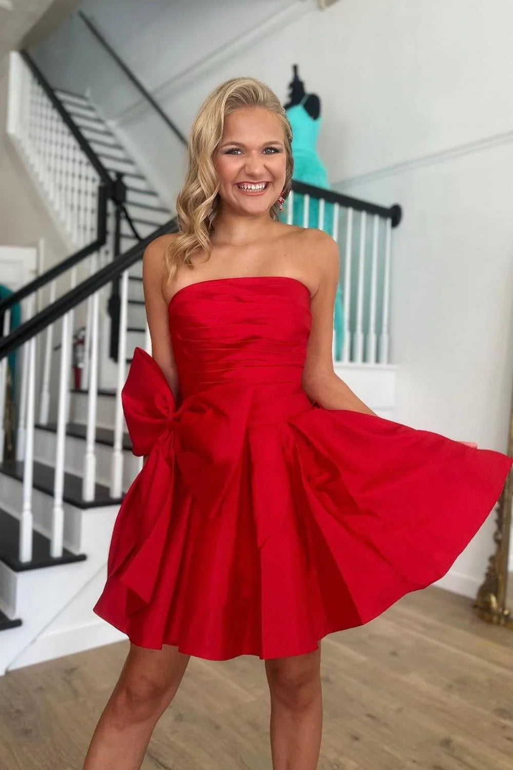 Rotes, trägerloses, kurzes Satin-Heimkehrkleid in A-Linie mit Schleife