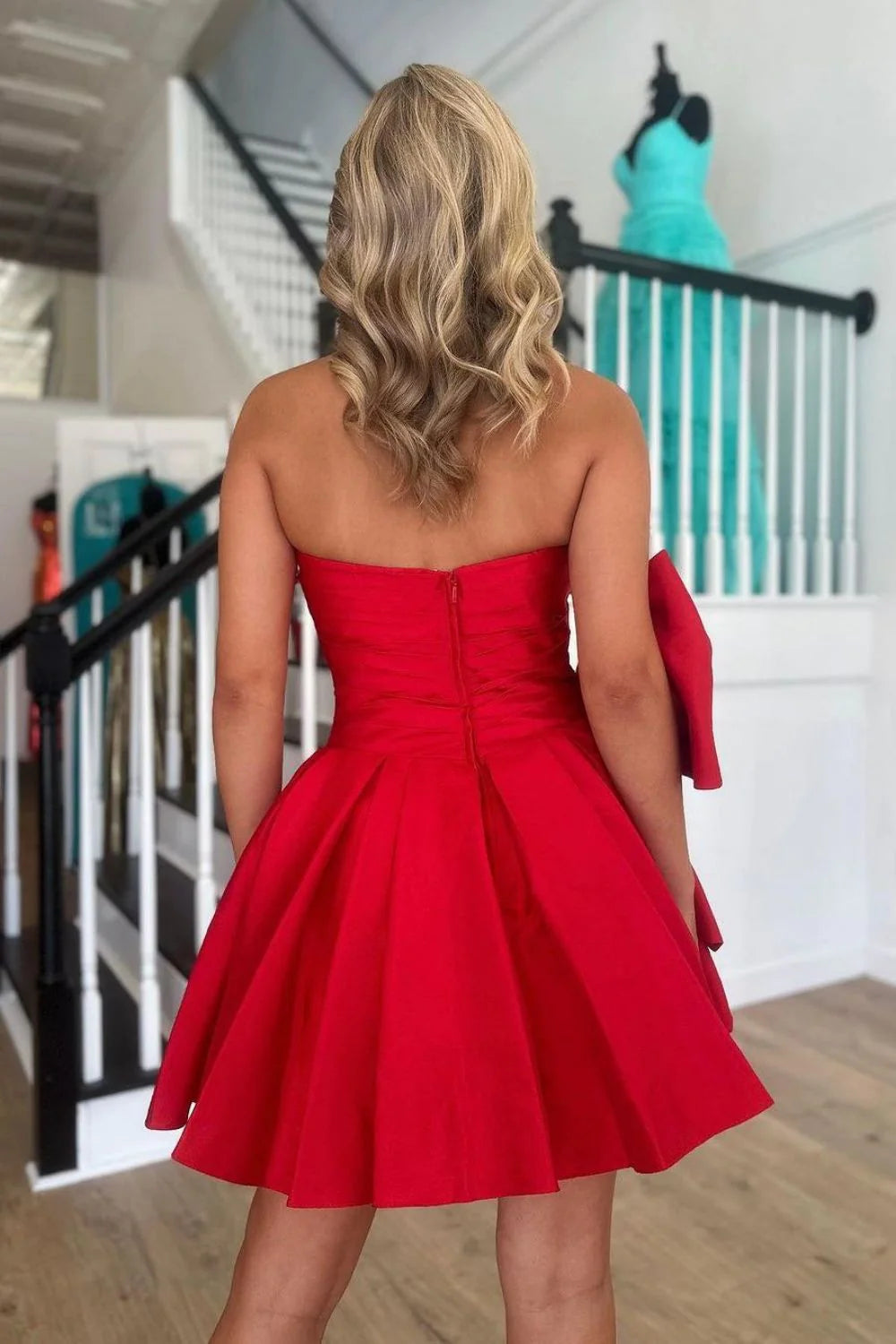 Rotes, trägerloses, kurzes Satin-Heimkehrkleid in A-Linie mit Schleife