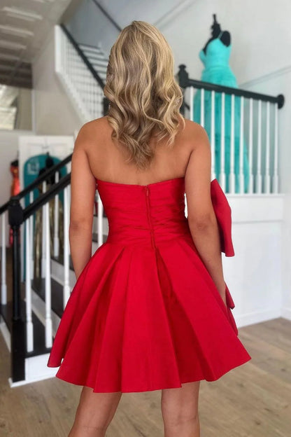 Rotes, trägerloses, kurzes Satin-Heimkehrkleid in A-Linie mit Schleife