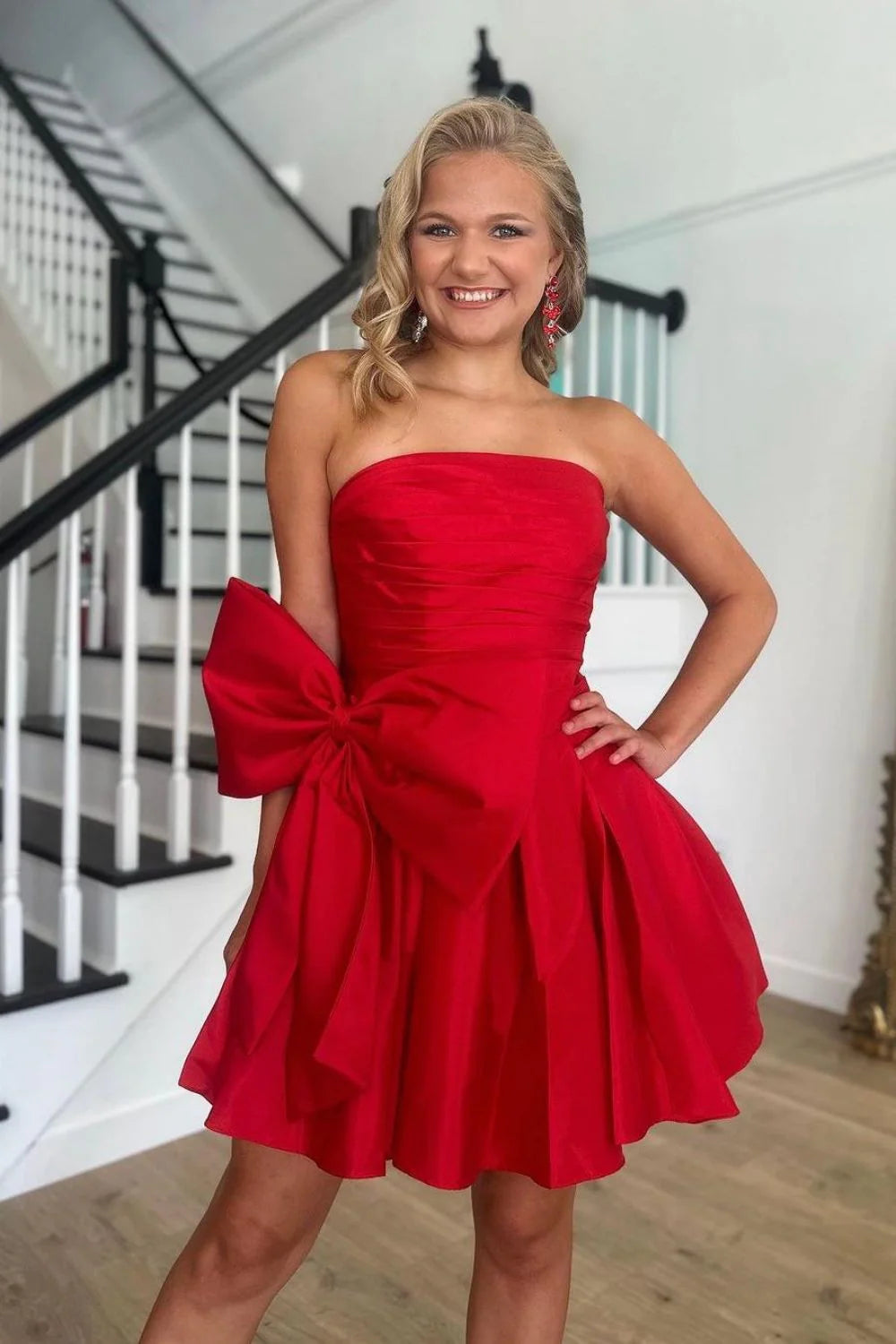 Rotes, trägerloses, kurzes Satin-Heimkehrkleid in A-Linie mit Schleife