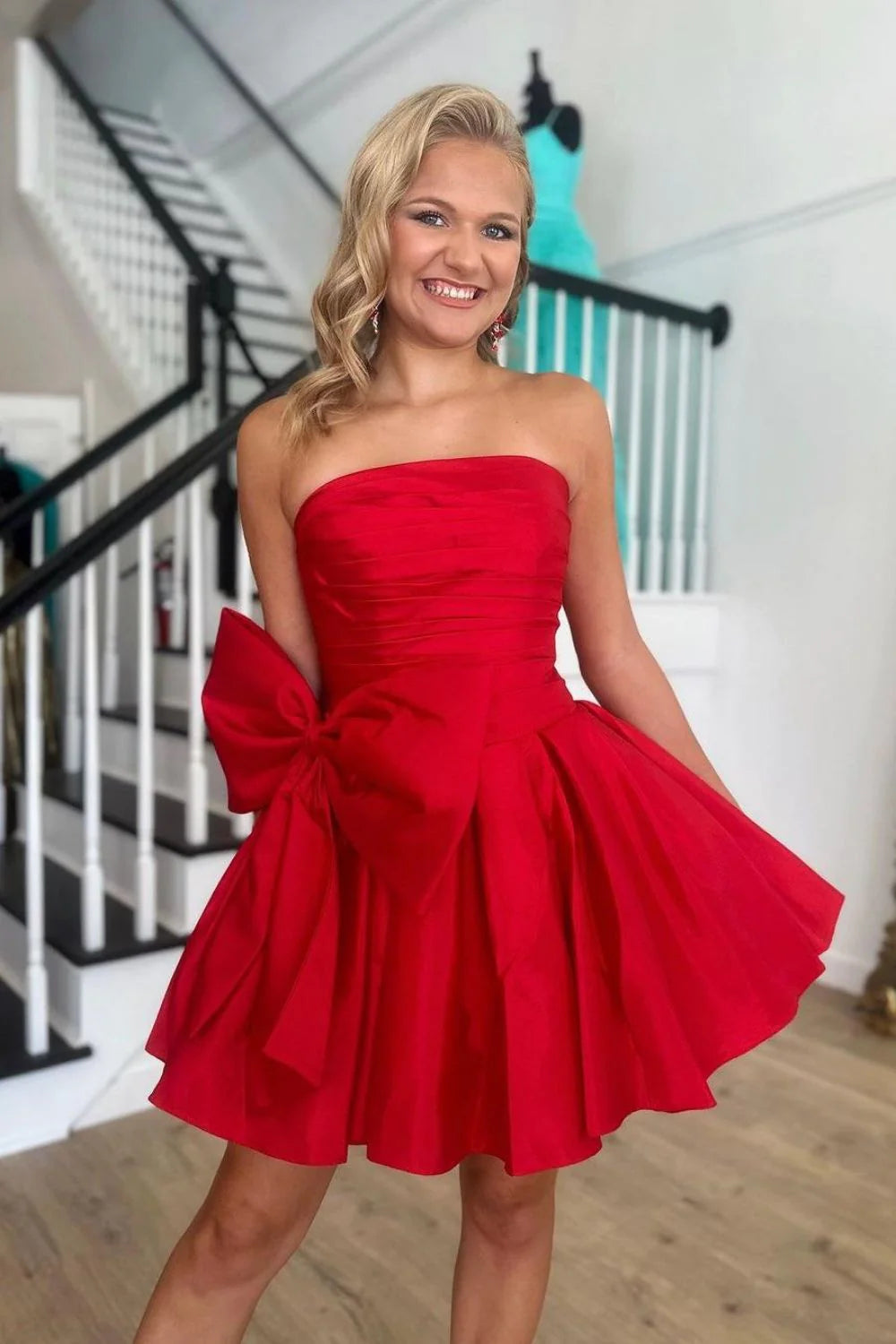Rotes, trägerloses, kurzes Satin-Heimkehrkleid in A-Linie mit Schleife