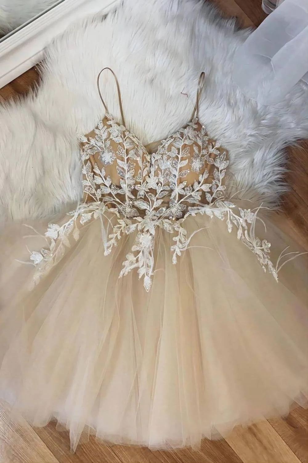 Romantisches, champagnerfarbenes, kurzes Homecoming-Kleid mit Applikation