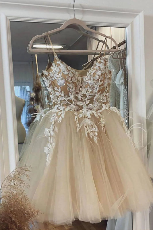 Vestido corto romántico color champán con apliques para la fiesta de bienvenida
