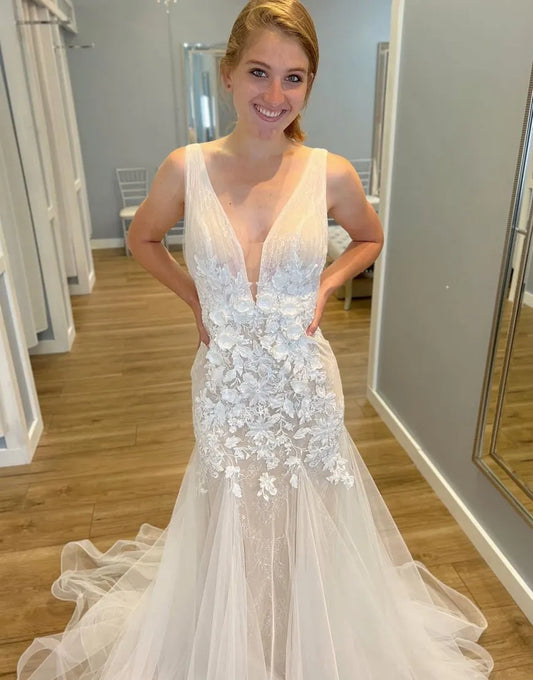 Vestido de novia romántico de tul con escote en V profundo y apliques de sirena 