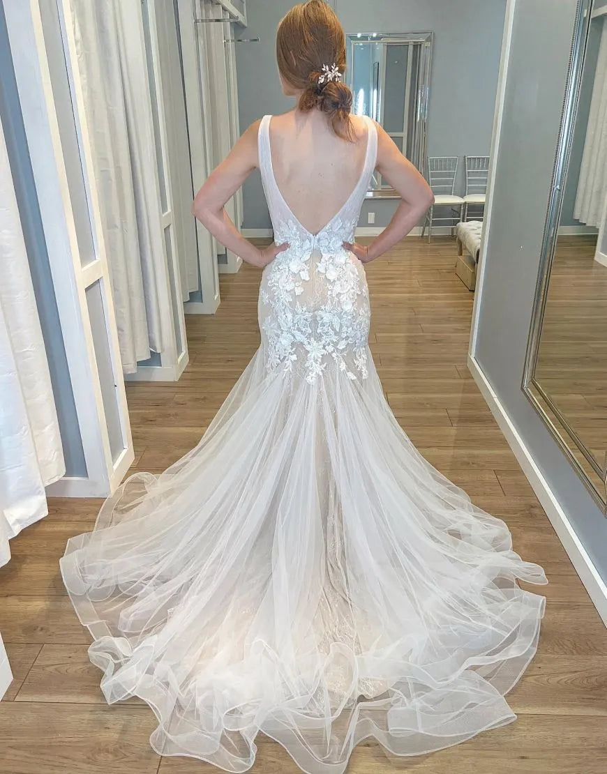 Vestido de novia romántico de tul con escote en V profundo y apliques de sirena 